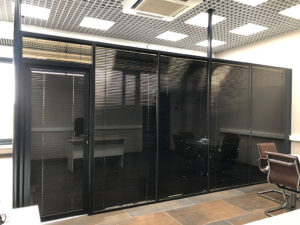 Стеклянная алюминиевая перегородка с тонированным стеклом